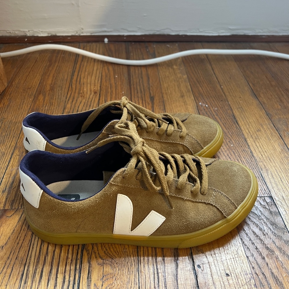 Veja Campo Suede Sneaker (39)